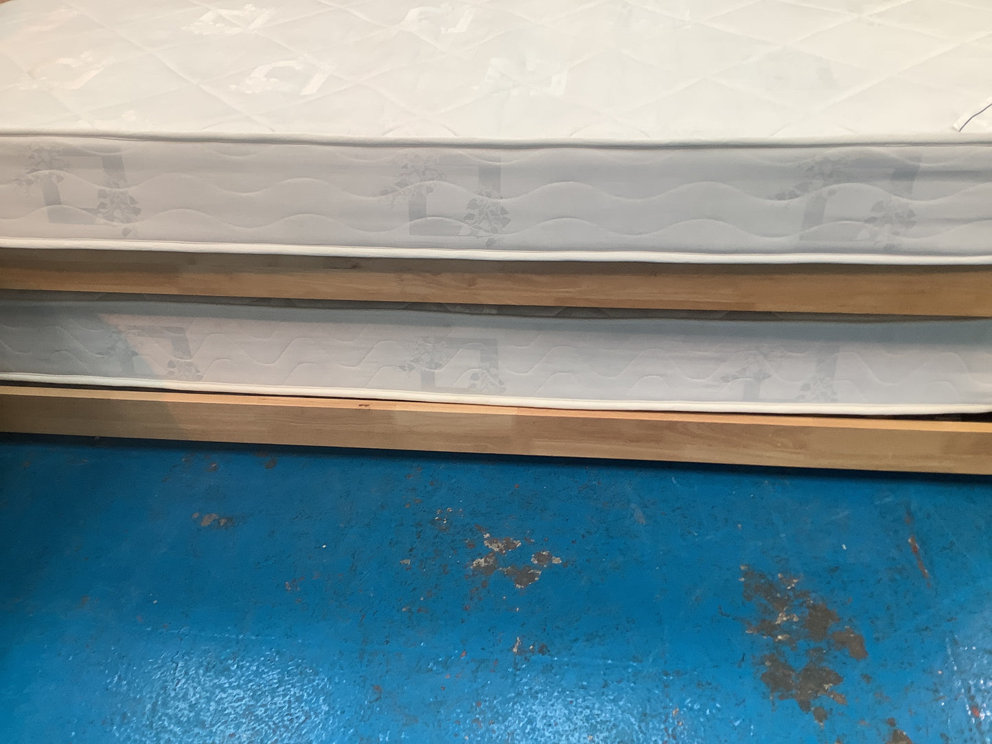 Small single trundle bed