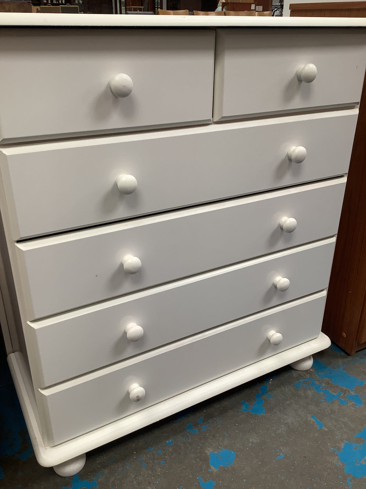 White chest of drawers