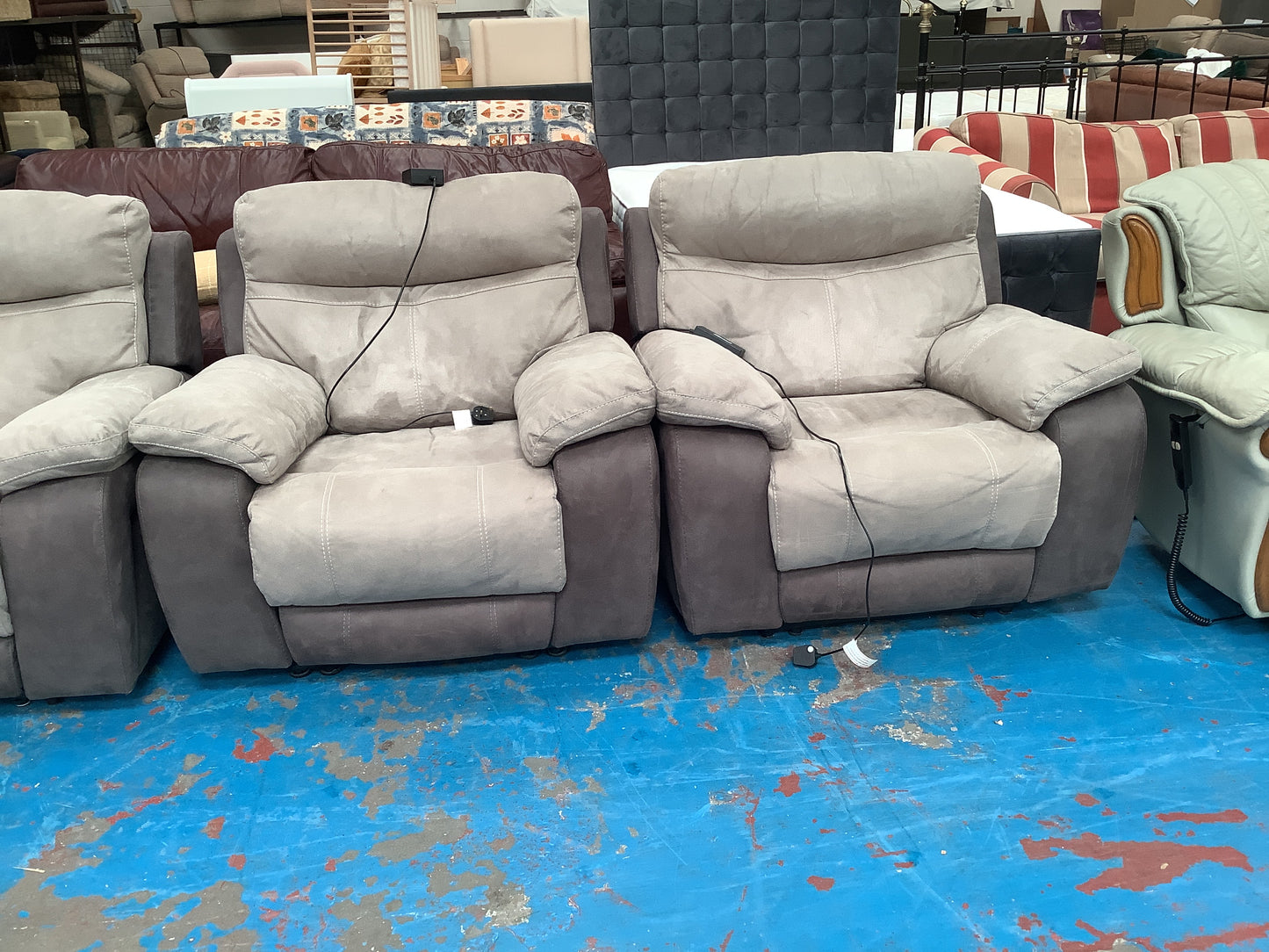 2 seater electric recliner with usb ports and 2 matching recliner armchairs