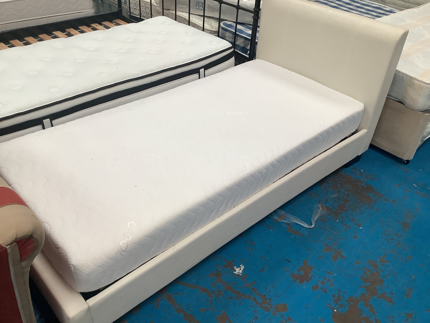 Single bed frame and mattress