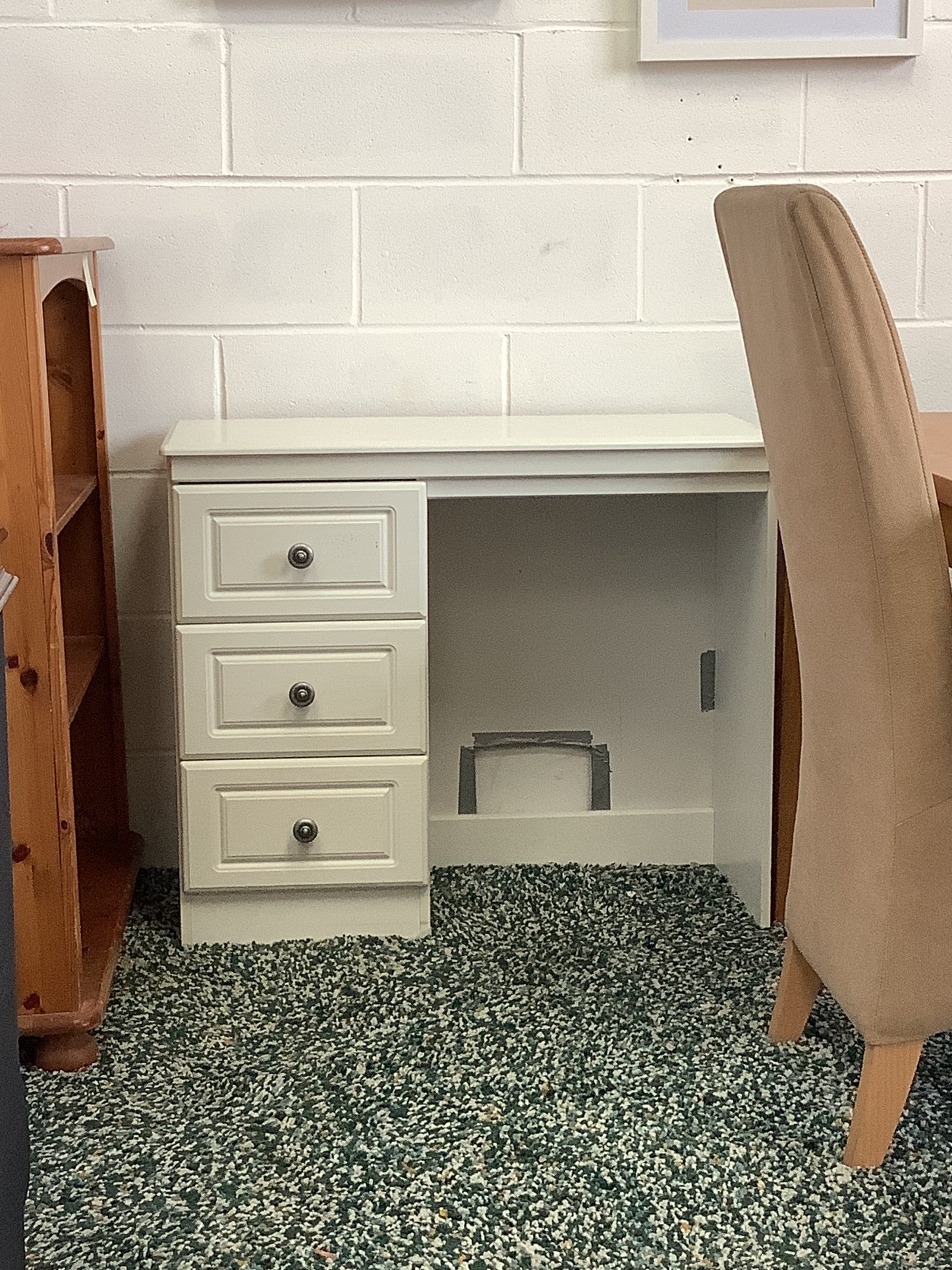 Desk/dresser