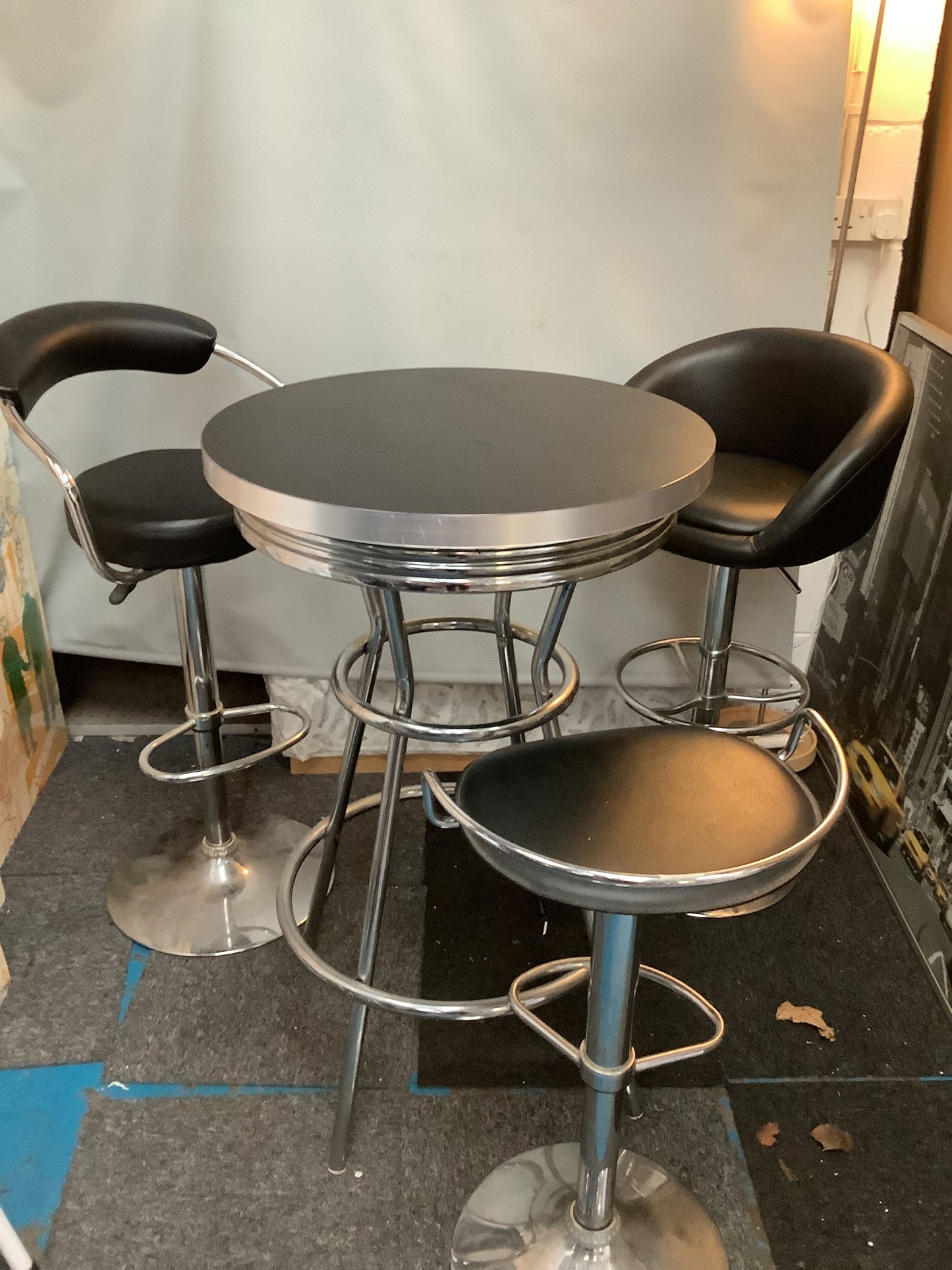 Table and 3 stools