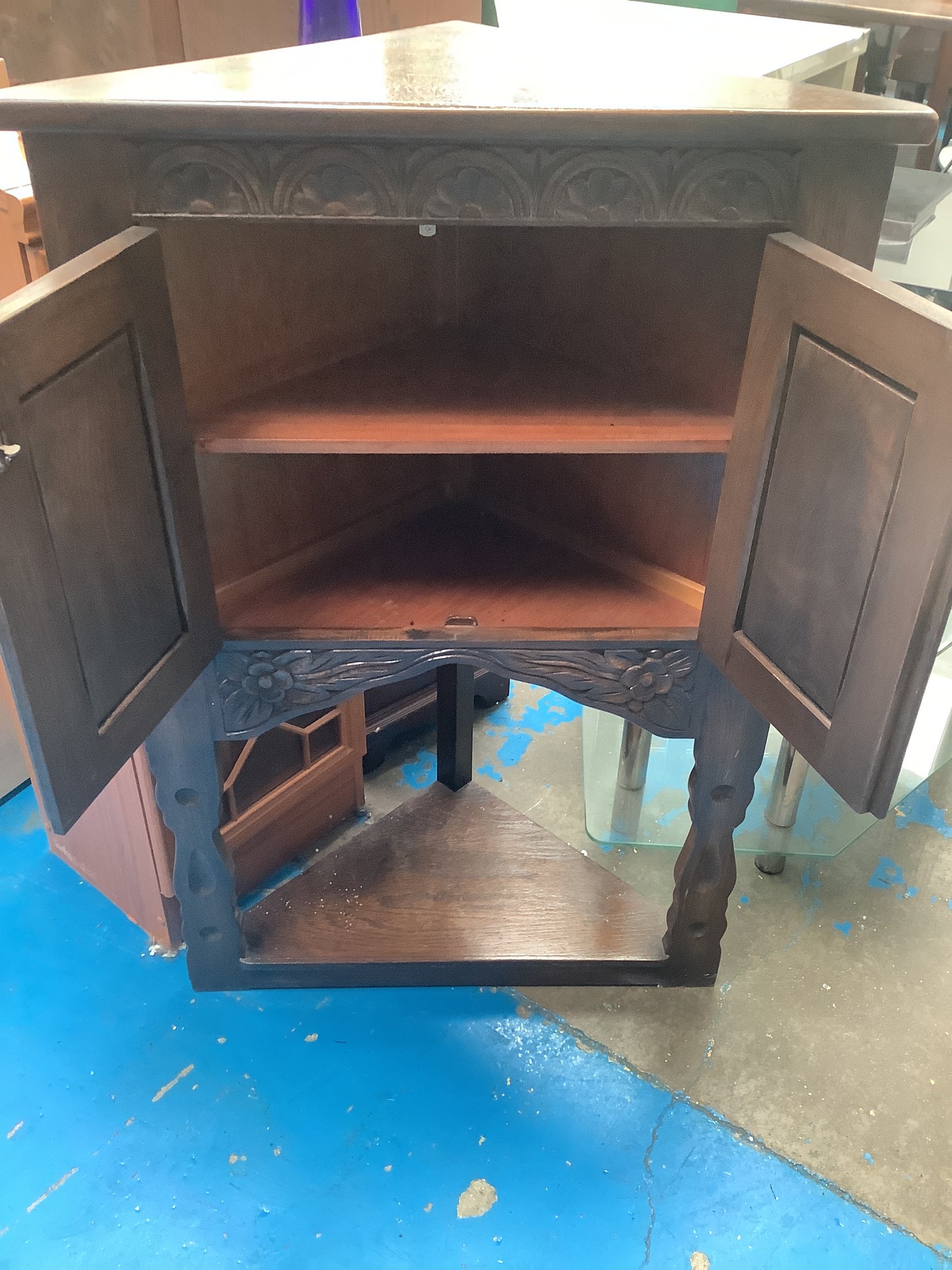 Corner cupboard