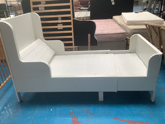 Extendable child’s bed