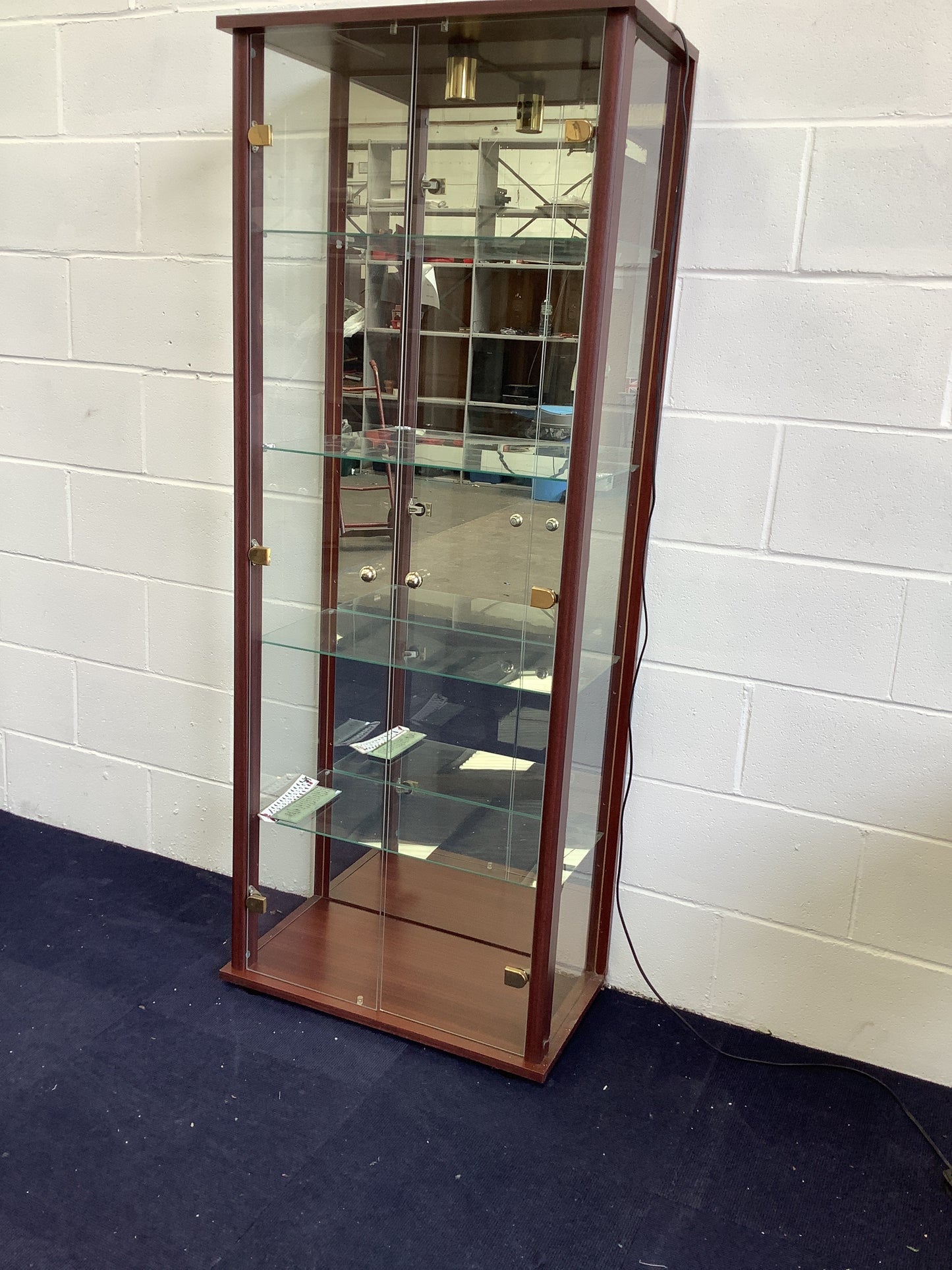 Glass shelving unit