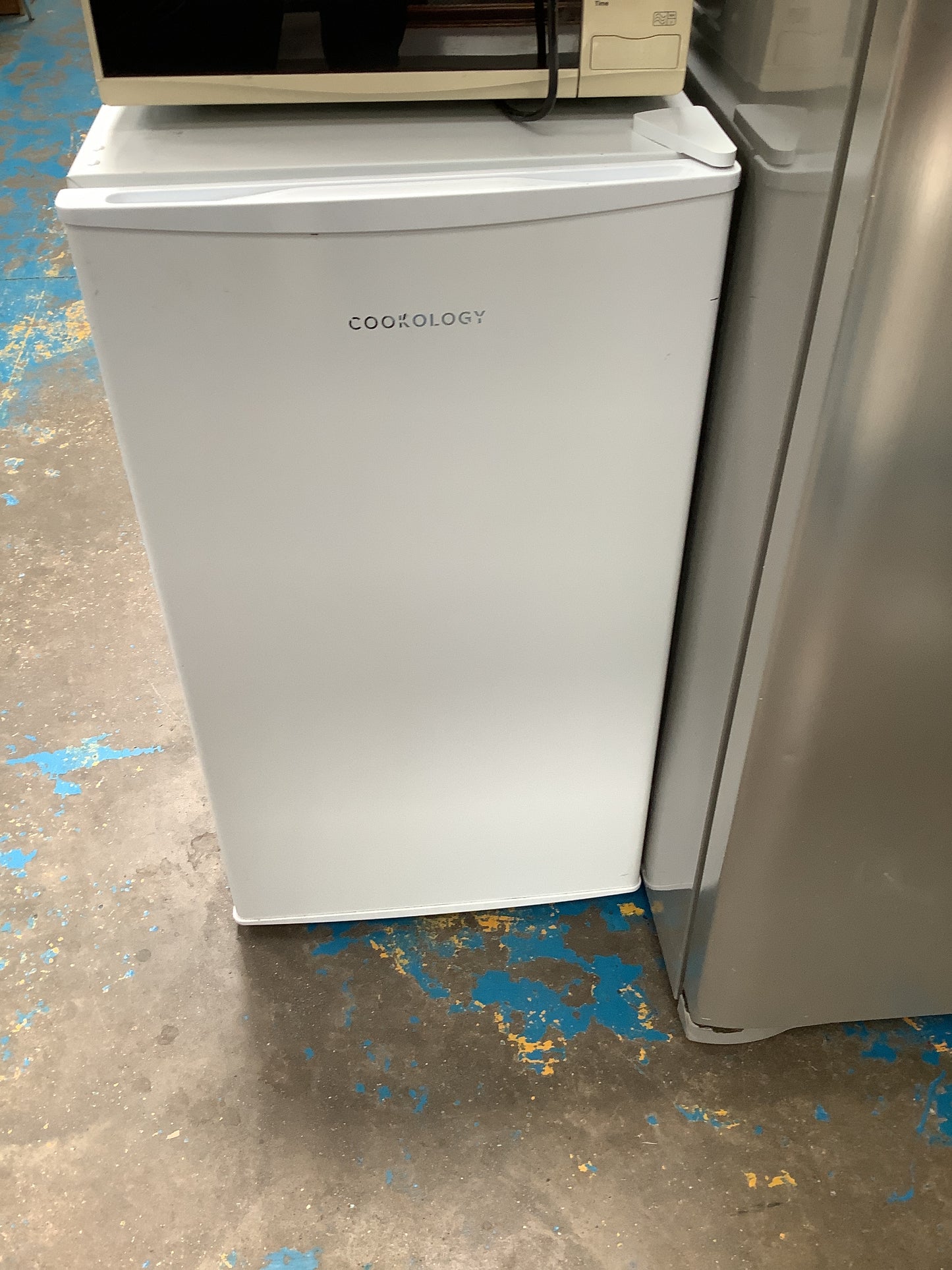 Under counter fridge