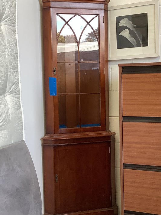 Corner cabinet