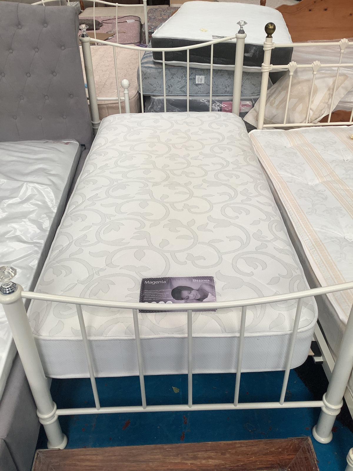 Single bed frame and mattress