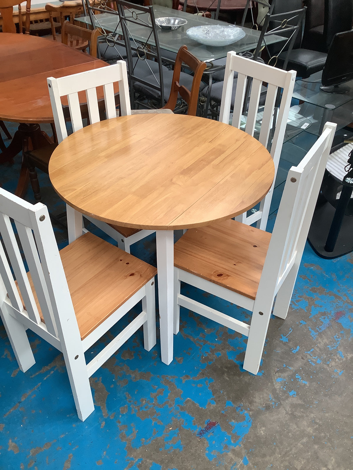 Table 4 chairs
