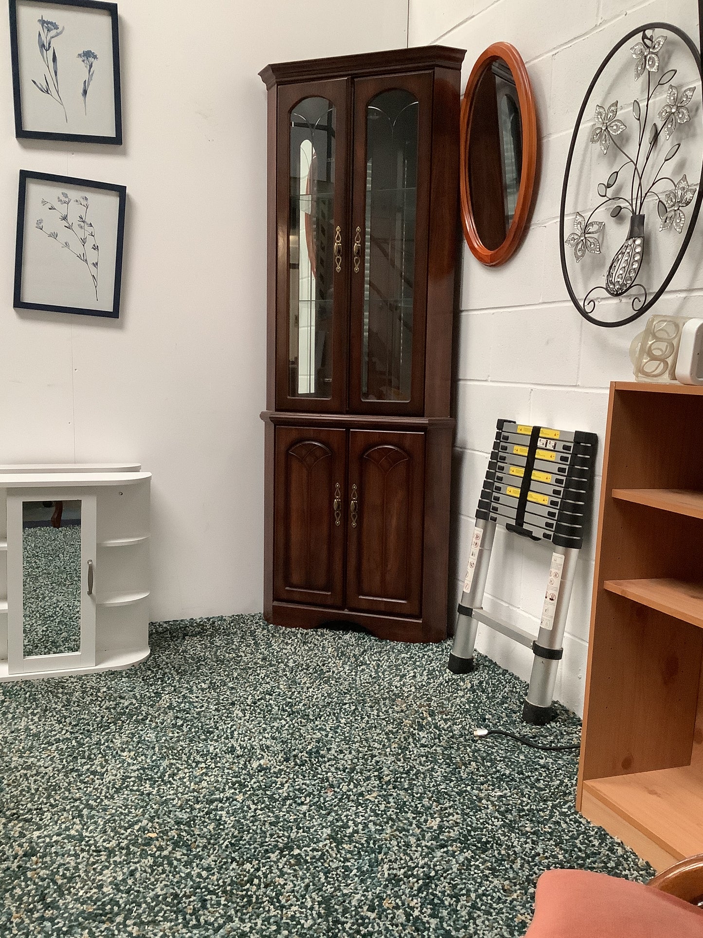 Corner cabinet