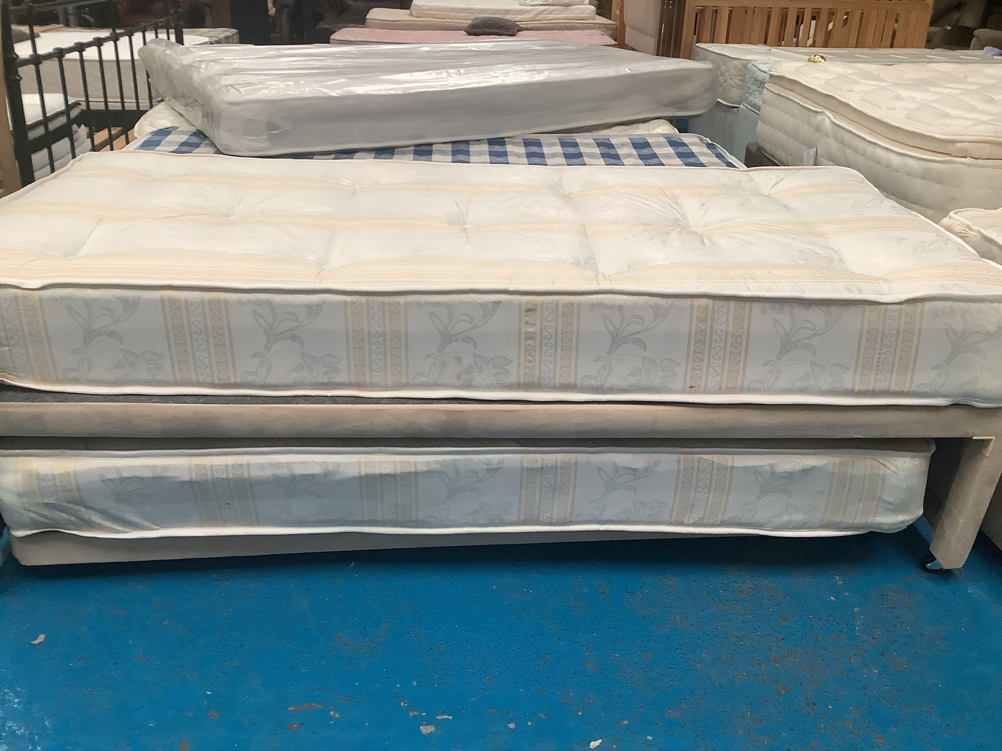 Single guest bed
