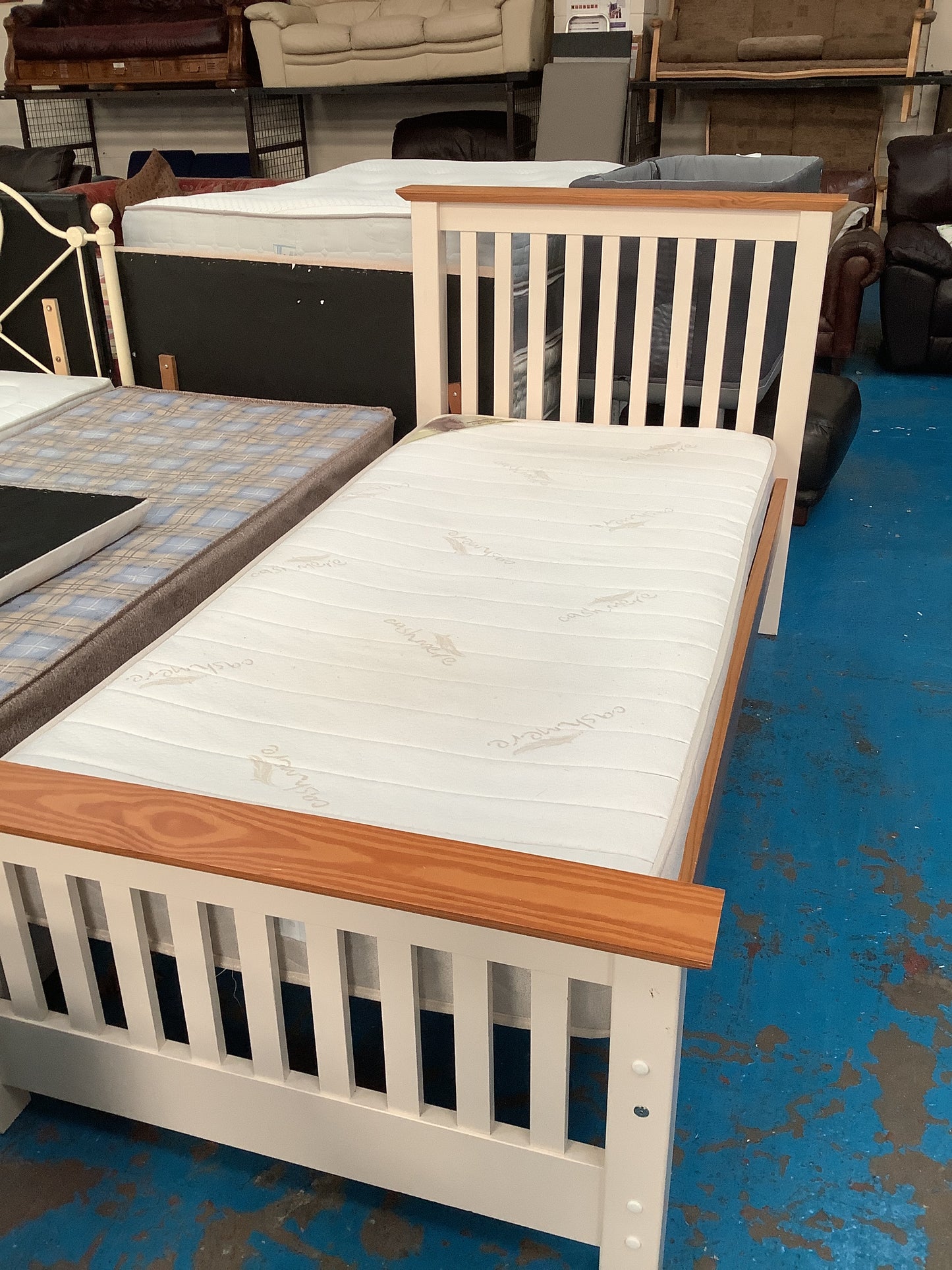 Single bed frame and mattress