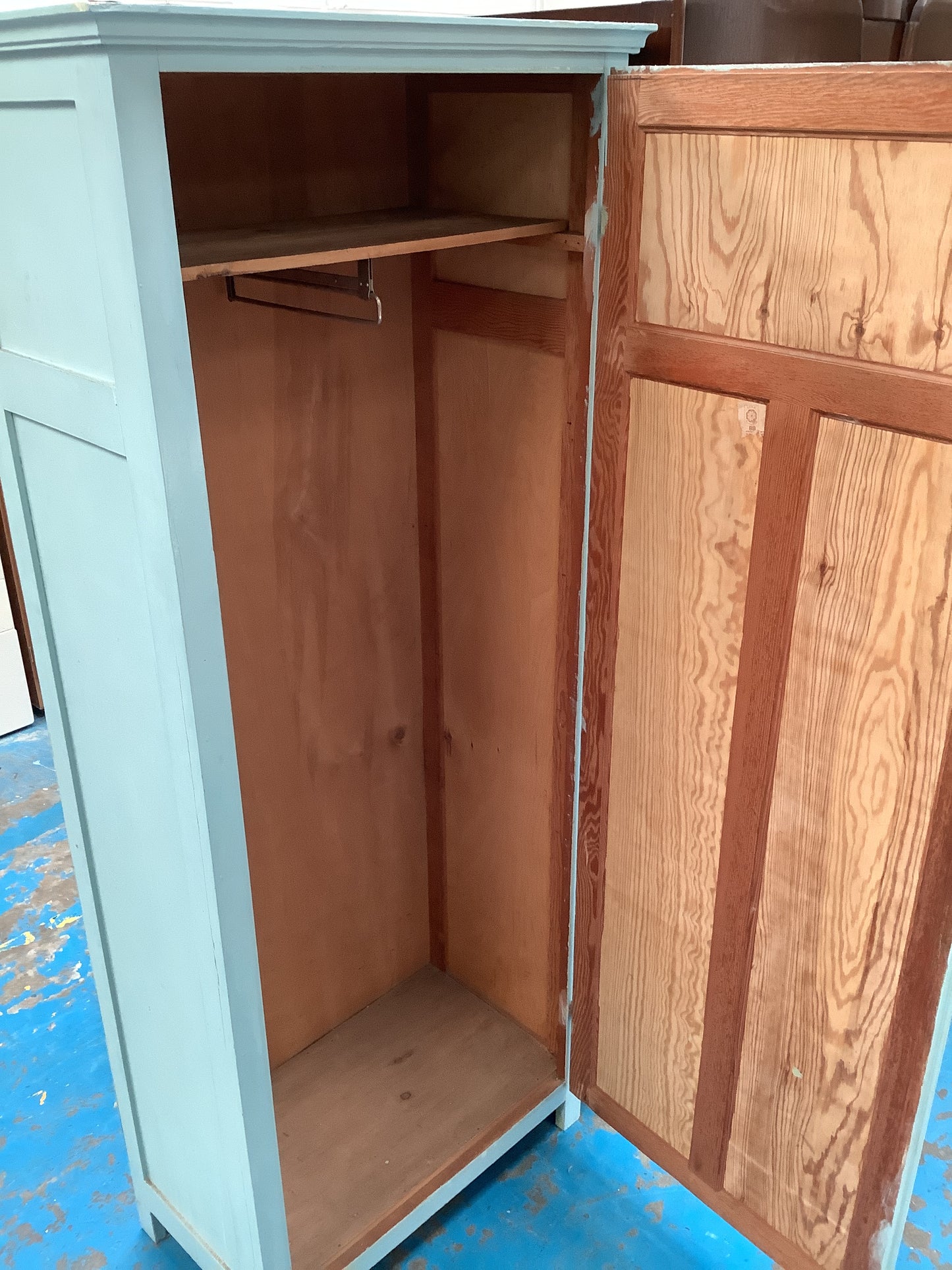 Single wardrobe