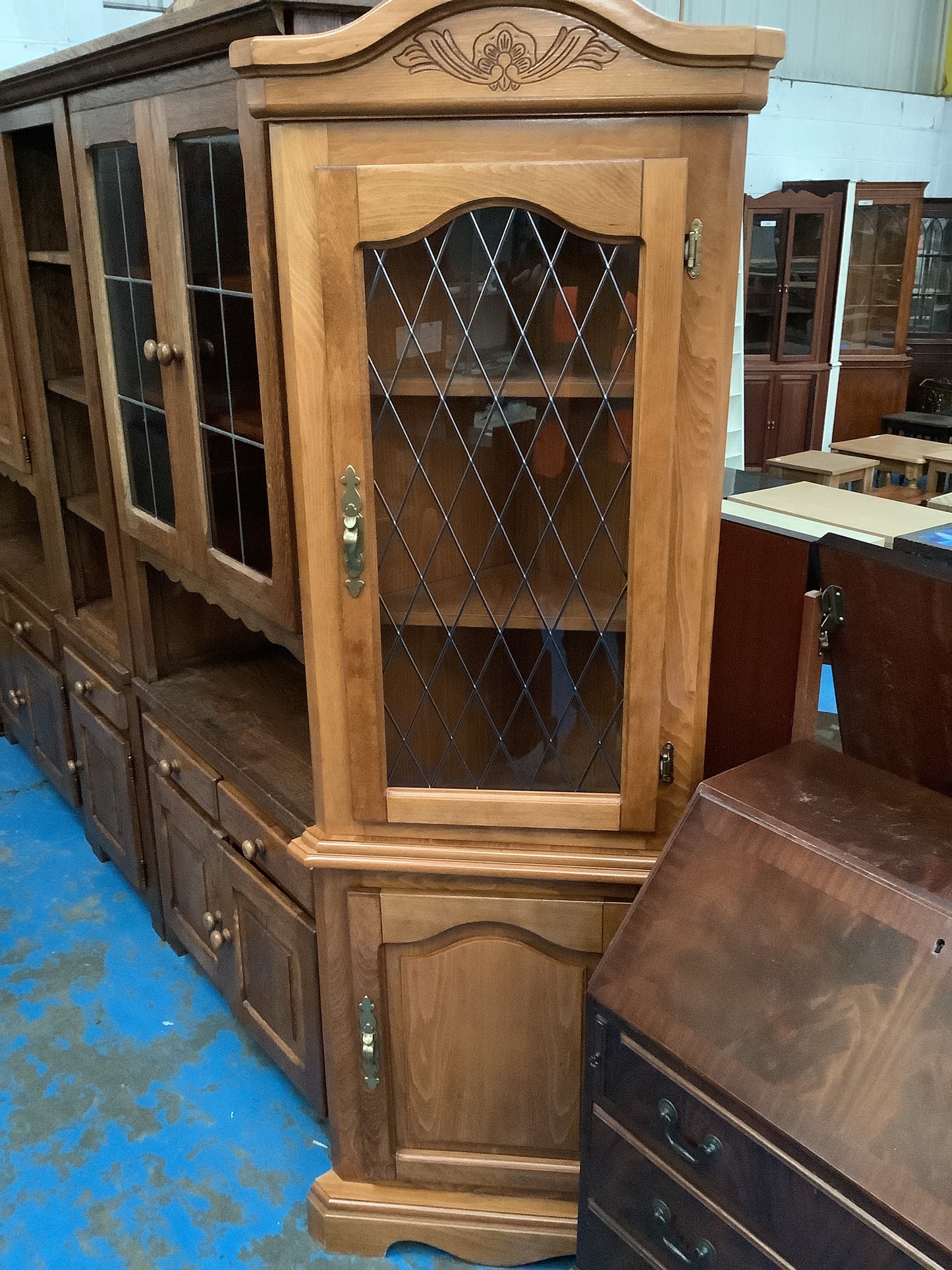 Leaded Corner Cabinet with Cupboard