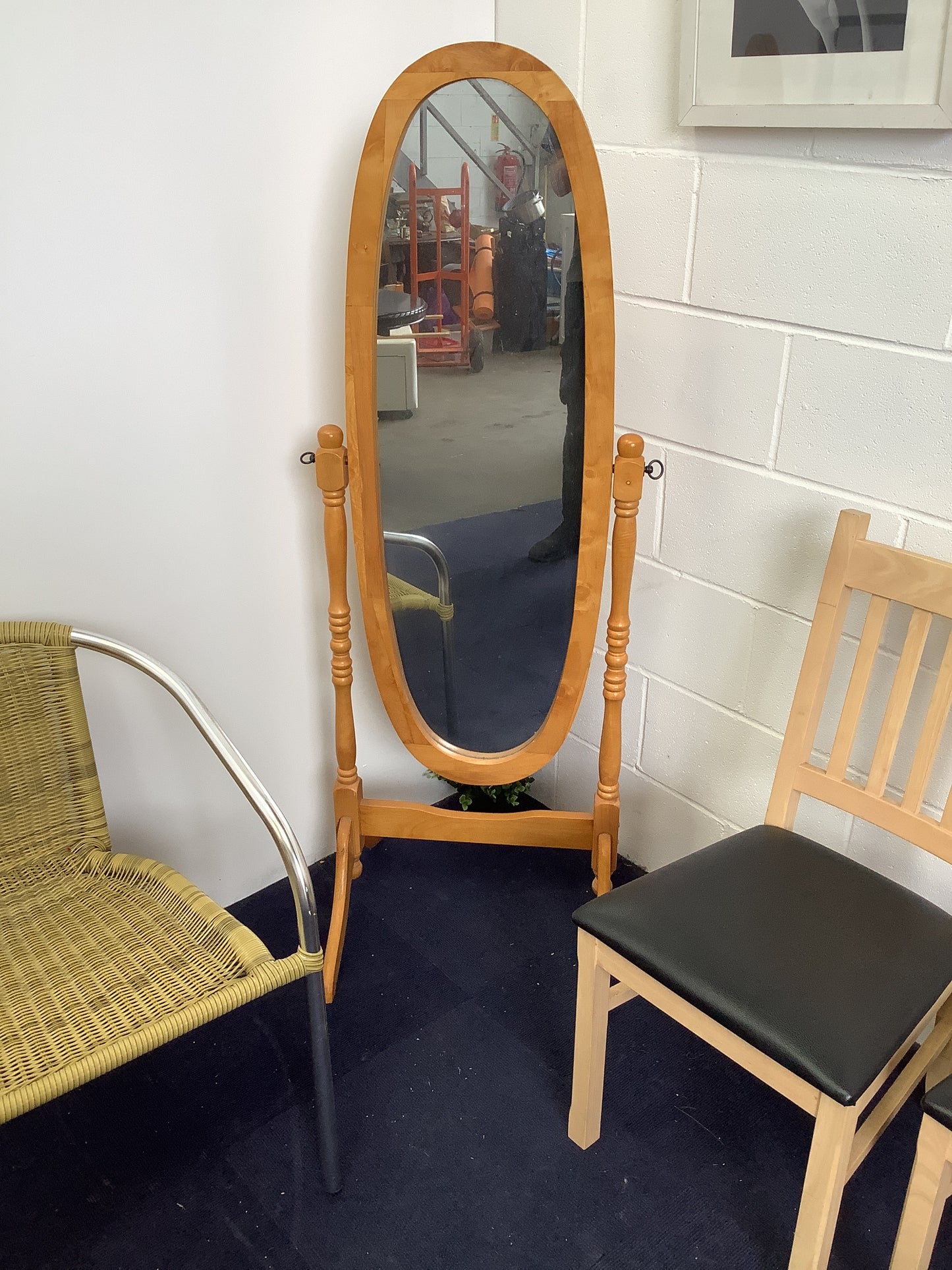 Standing mirror