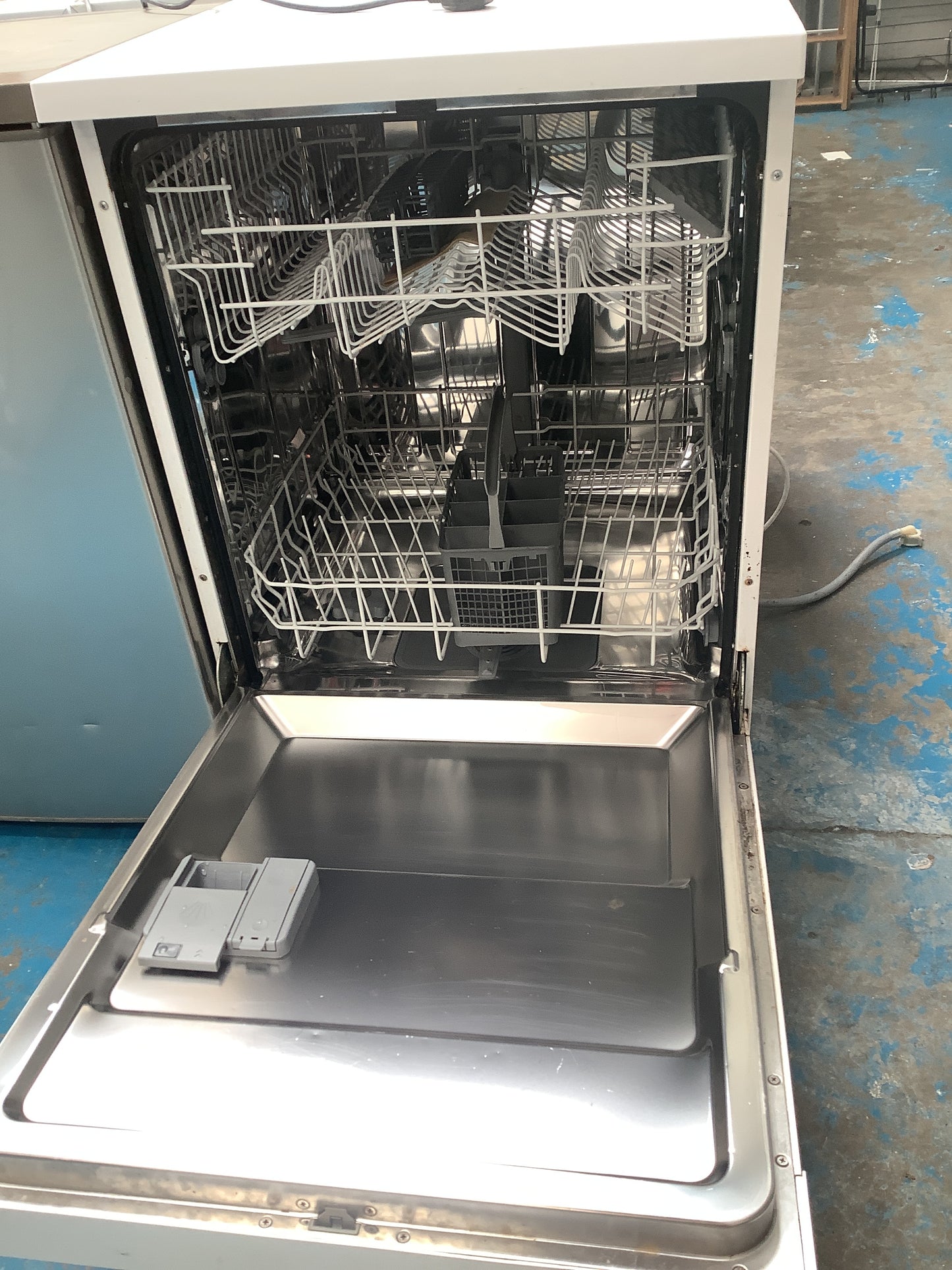 Free standing dishwasher
