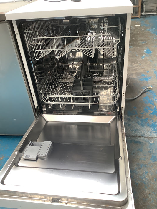 Free standing dishwasher