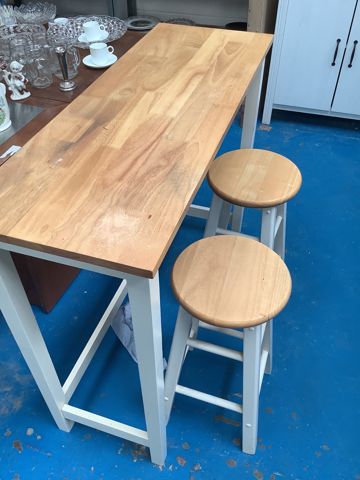Kitchen table and 2 stools