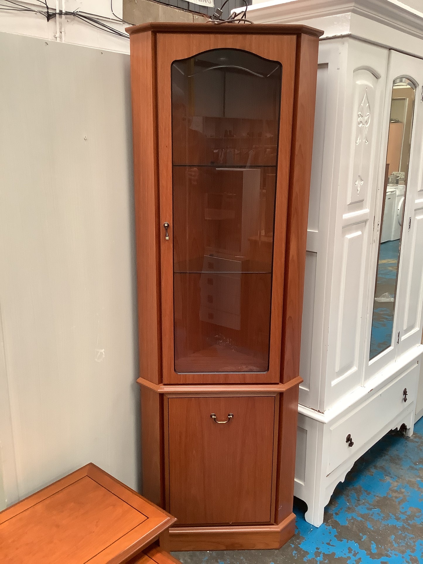 Corner cabinet