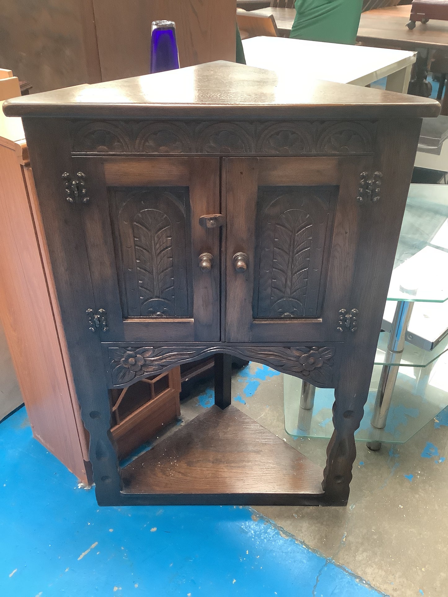 Corner cupboard