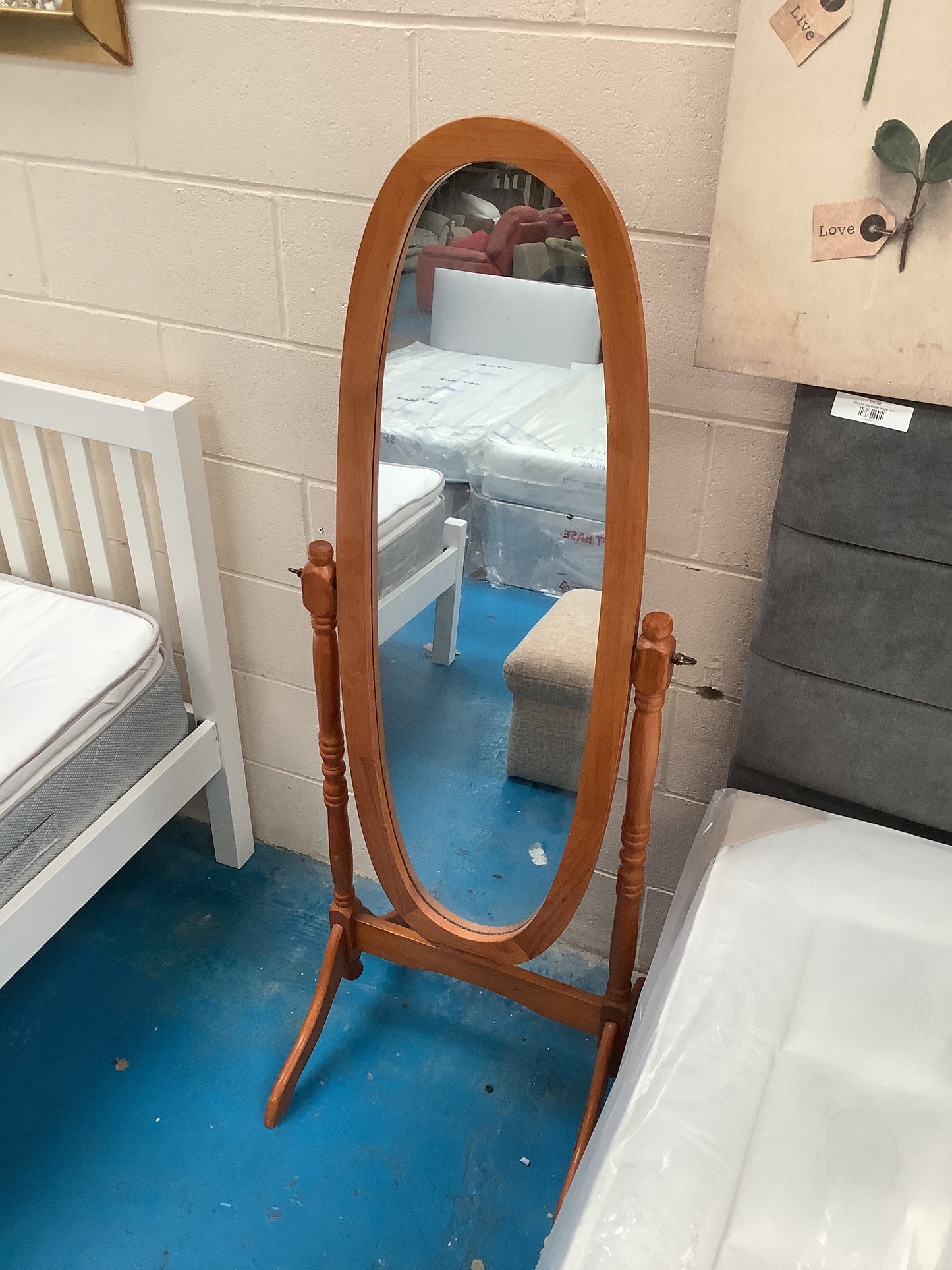 Standing mirror