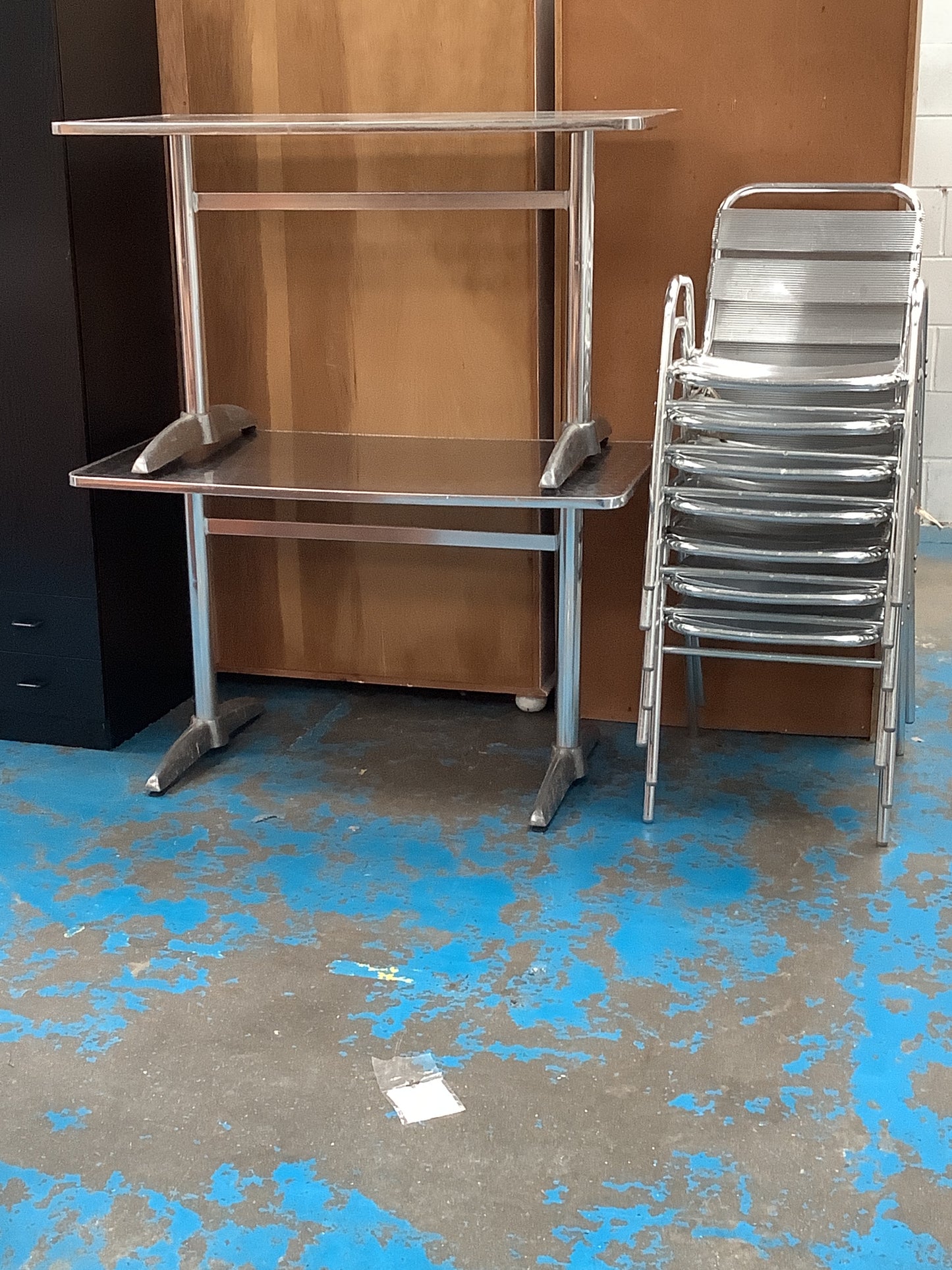 2x kitchen table and 7 chairs