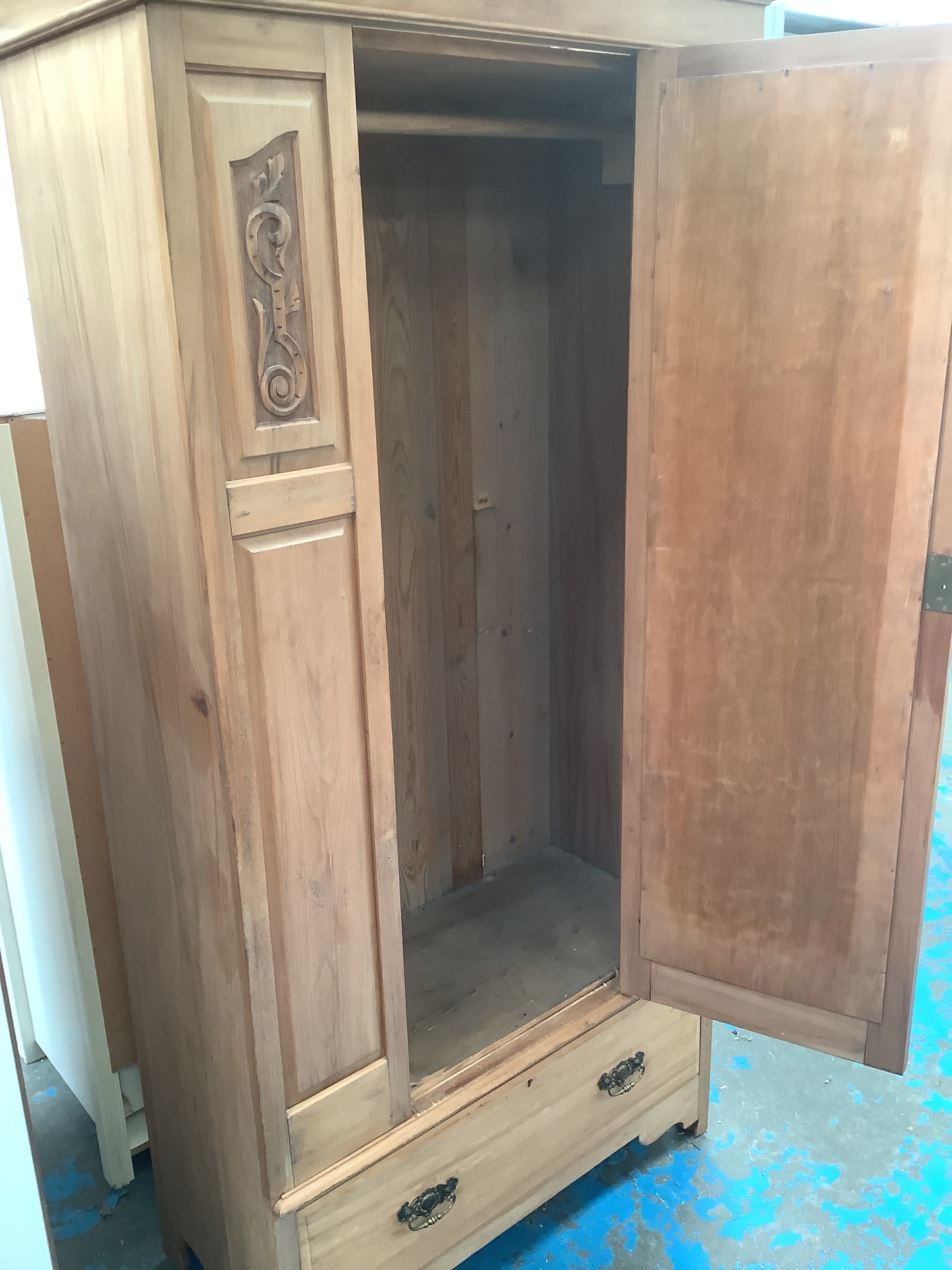 Single wardrobe