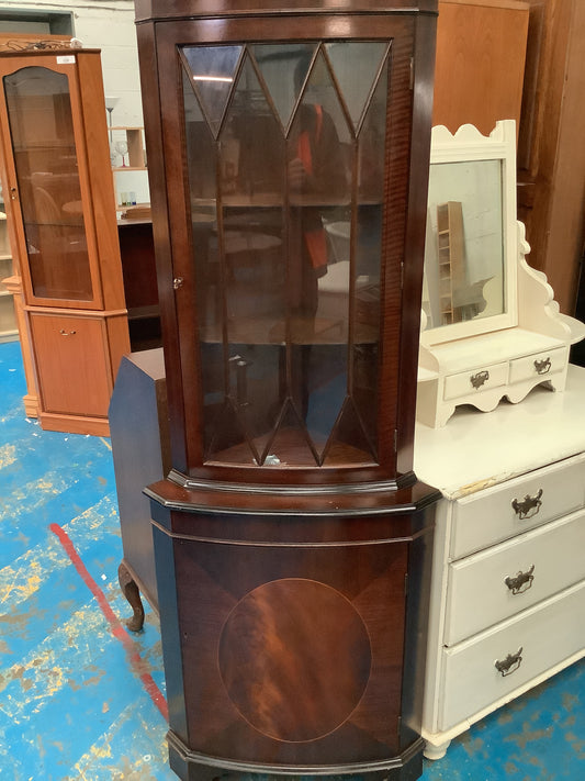 Corner cabinet