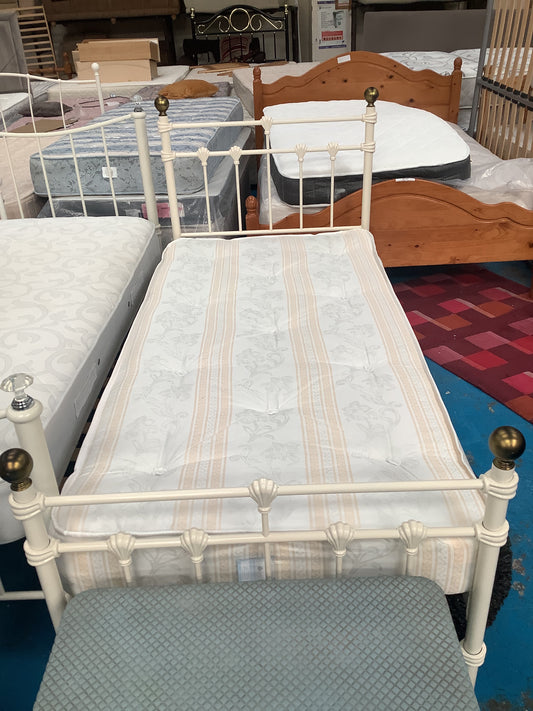 Single bed frame and mattress
