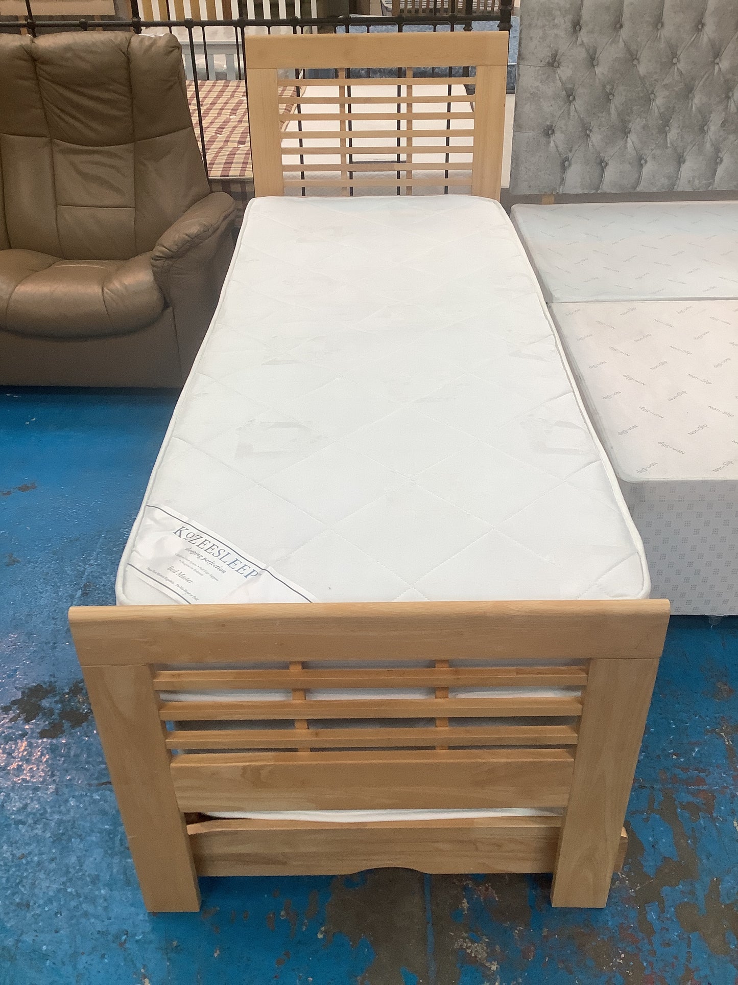 Small single trundle bed