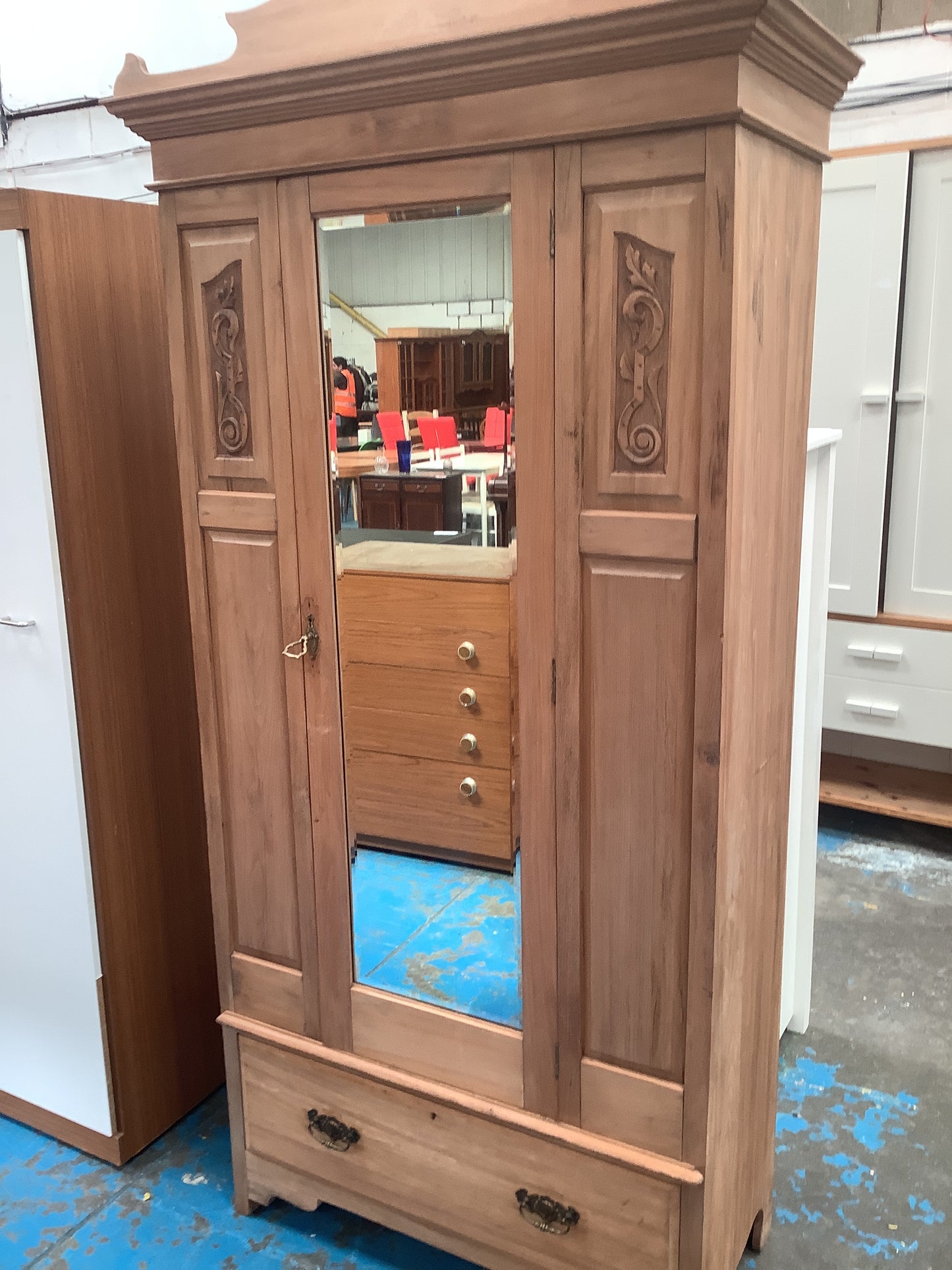 Single wardrobe