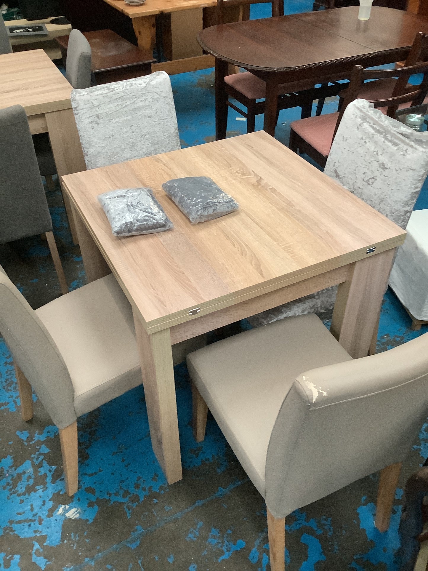 Extendable dining table and 4 chairs