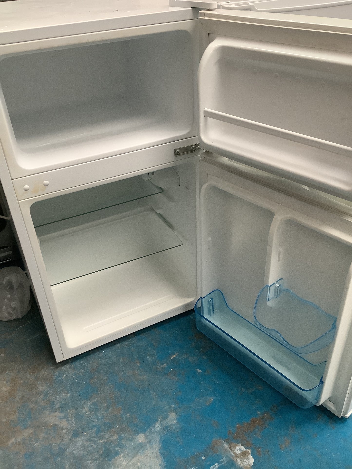 Lec Undercounter fridge freezer