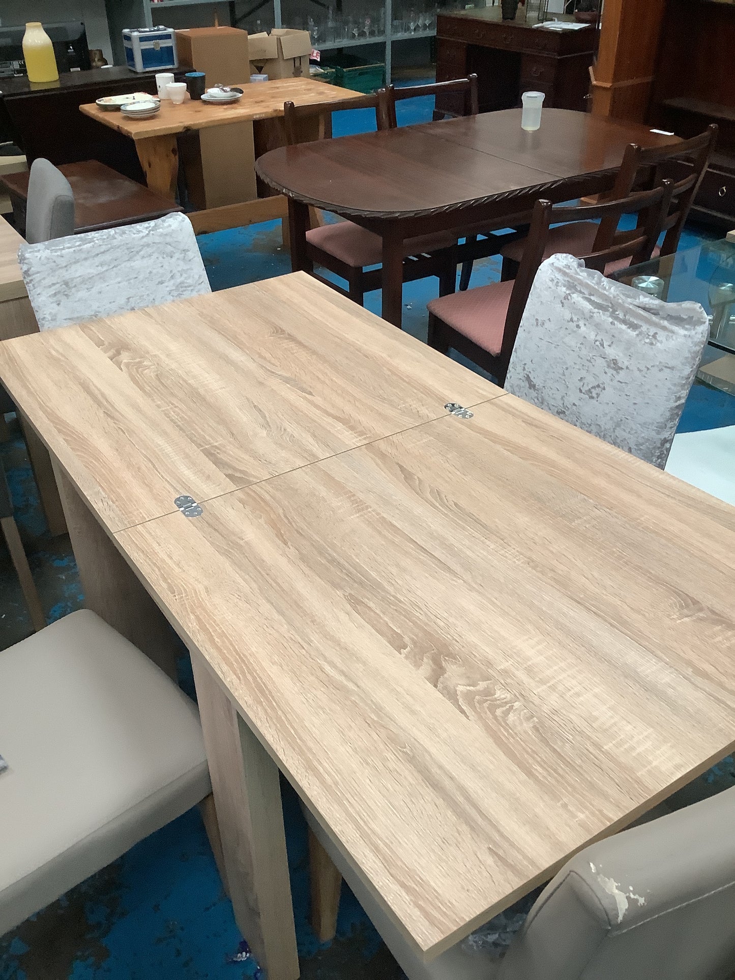 Extendable dining table and 4 chairs